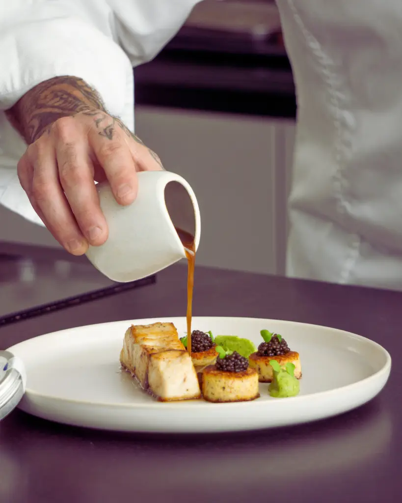 Plat gastronomique servi lors d’un dîner de mariage