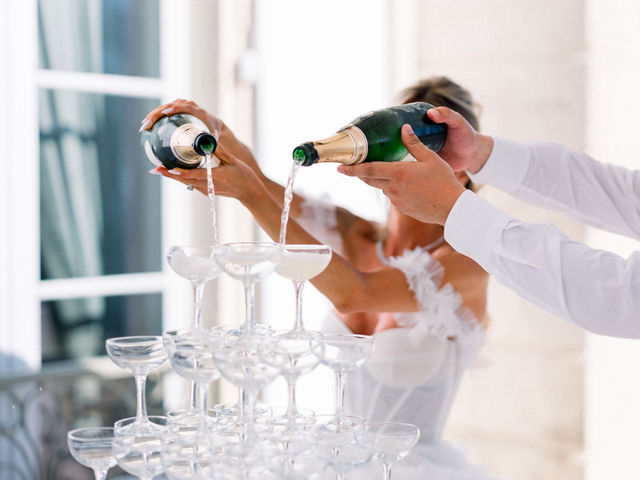 Service du champagne lors d’un vin d’honneur de mariage
