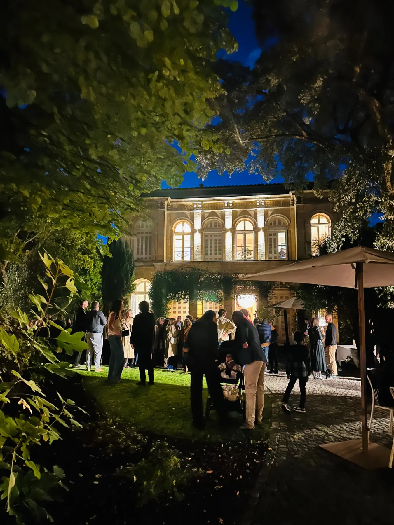Réception cocktail dans un château illuminé de nuit