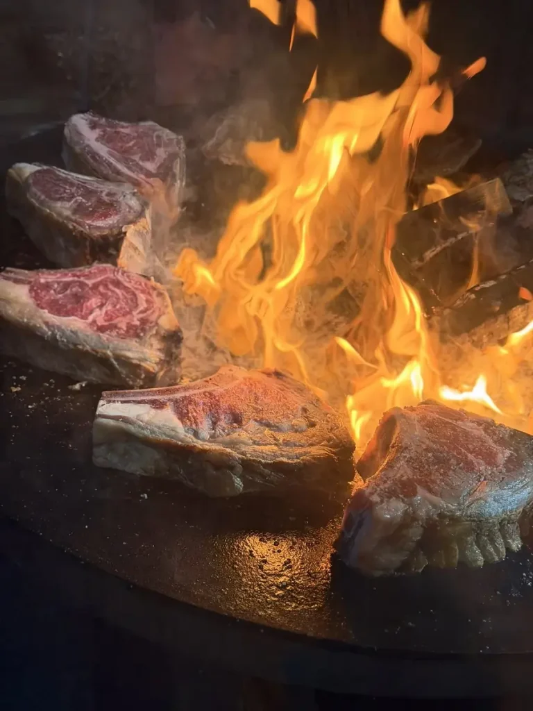Grillades et cuisson au feu sur brasero